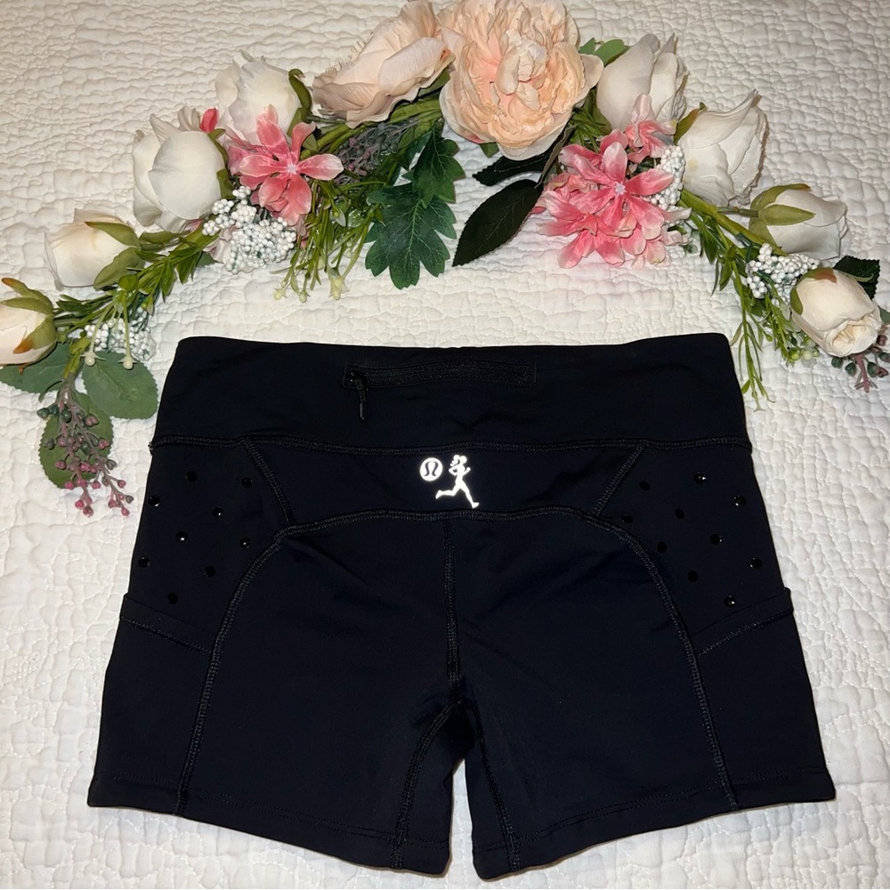 RARE Lululemon SeaWheeze Run Shorty Shorts Black Polka Dot Lining Pockets Sz 6